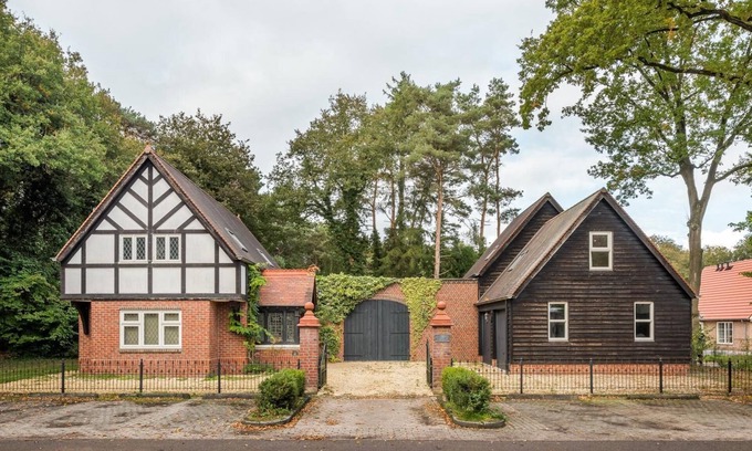 Bazuin House | Beautiful English Villa with jacuzzi