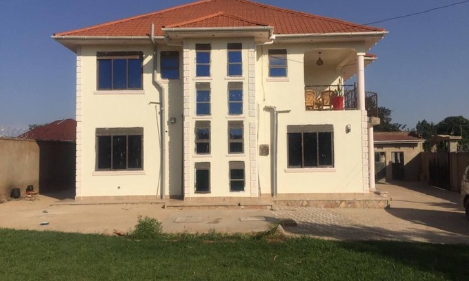 Kireka House | Beautiful family home with spacious garden for rentals, close to the Golf course