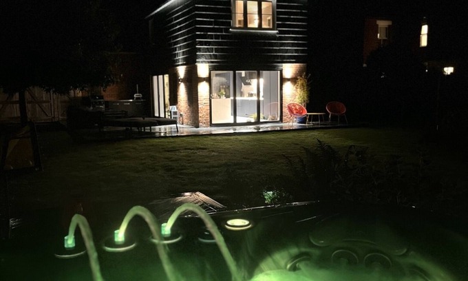 Wivenhoe House | Beautiful family house near river with hot tub