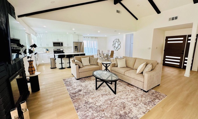 Canyon Country House | Beautiful Family Friendly Canyon Home with Pool & BBQ, 14 mi to Six Flags
