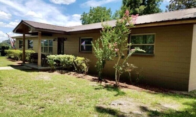 Alachua House | Beautiful farmhouse on acreage! Interact with the horses, enjoy the country!