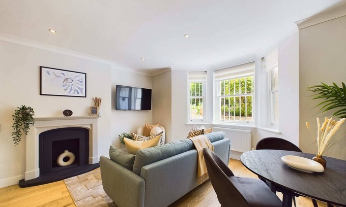 Harrow Road Apartment | Beautiful Garden Apartment near Warwick Avenue