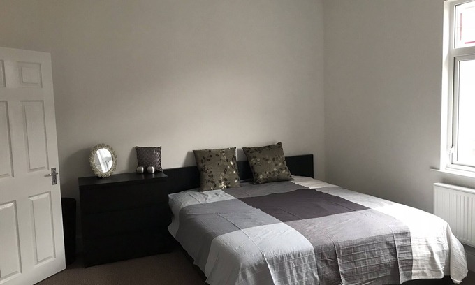 Newcastle-Under-Lyme House | BEAUTIFUL HOME, NEWLY REFURBISHED, 3 BEDROOM HOUSE near Alton Towers, Wedgwood.