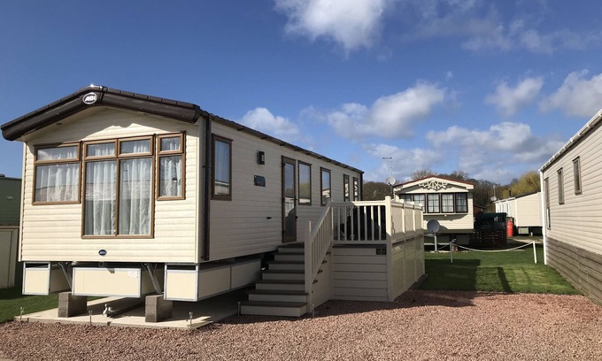 Tiddington Cabin | Beautiful 2-Bed Caravan in Stratford-upon-Avon