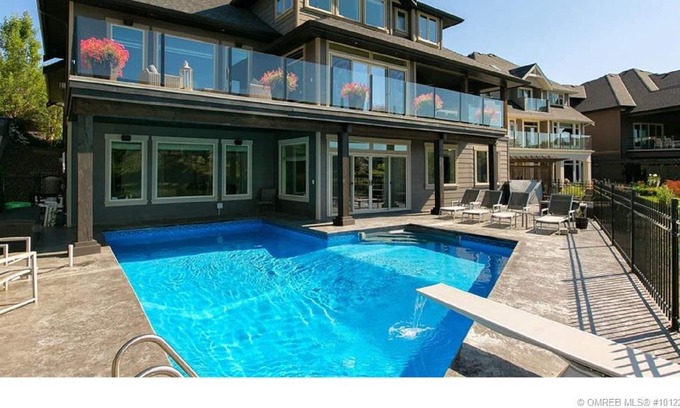 Wilden House | Beautiful Getaway Home for a Large Family or Friends with saltwater pool/hot tub