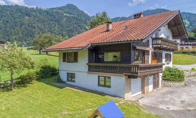 Itter House | Beautiful group house, ski lift nearby