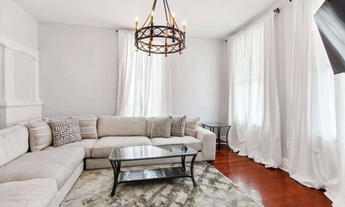 Milan House | Beautiful Historic 5br Home in Uptown