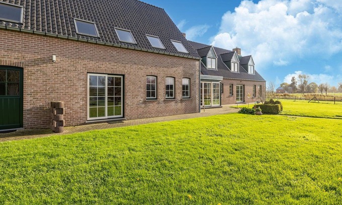 Sint Kruis House | Beautiful holiday home in Sint Kruis with garden