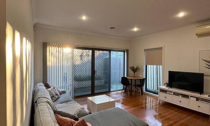 Glenroy House | Beautiful home close to Airport and Train Station