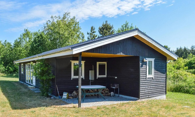 Hou House | Beautiful home in Hals with kitchen