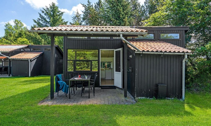Hampen House | Beautiful home in Hampen with WiFi