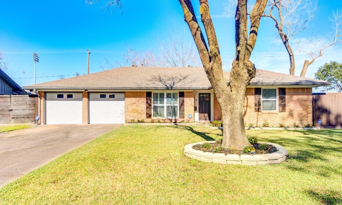 Spring Shadows House | Beautiful home in Houston Memorial, Galleria Area