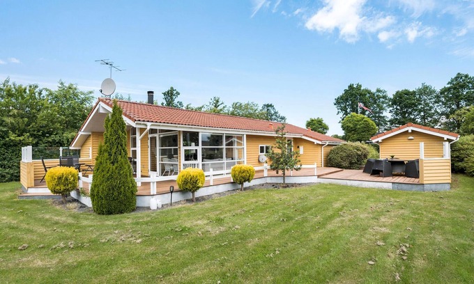 Pøt Strandby House | Beautiful home in Juelsminde with sauna