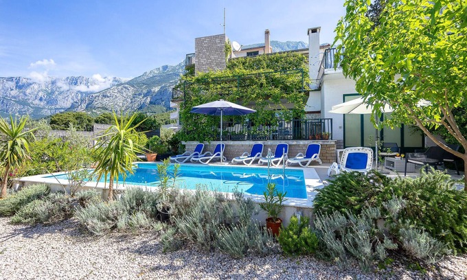 Istok House | Beautiful home in Makarska with kitchen