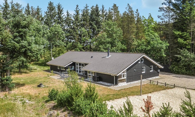 Mosevra House | Beautiful home in Oksbøl with kitchen
