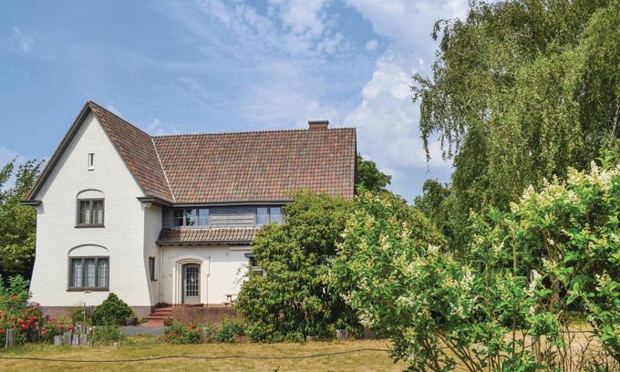 Poperinge House | Beautiful home in Poperinge with sauna