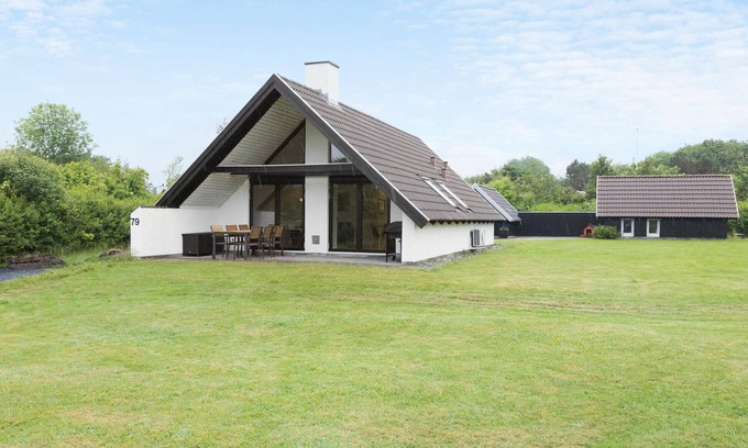 Spøttrup House | Beautiful home in Spøttrup with kitchen