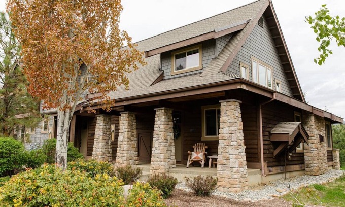 Cle Elum Cabin | Beautiful home in the heart of Suncadia overlooking golf, near tubing, winery and more!
