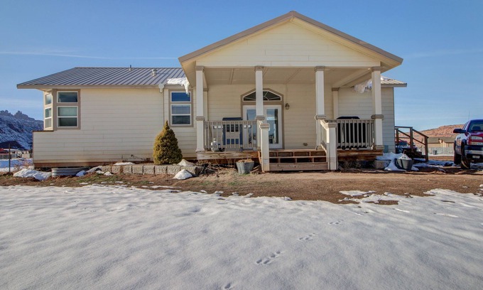 Moab South Valley House | Beautiful home w/covered decks & grills - great for large groups