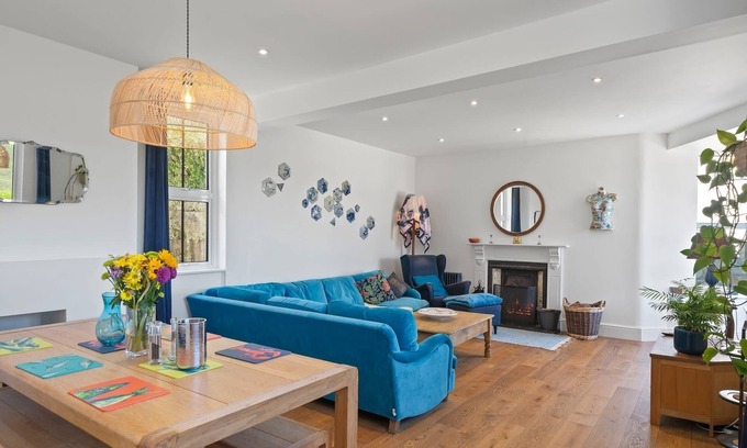 Porthtowan House | Beautiful Home with Sea Views & Parking