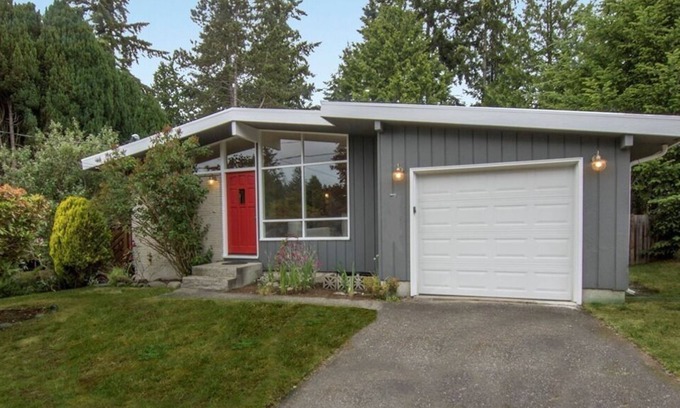 Edmonds House | Beautiful Home with Traditional & Modern Ambience
