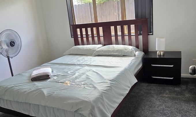 Auckland House | Beautiful homestay neat and tidy room with attached bathroom. Fountains view
