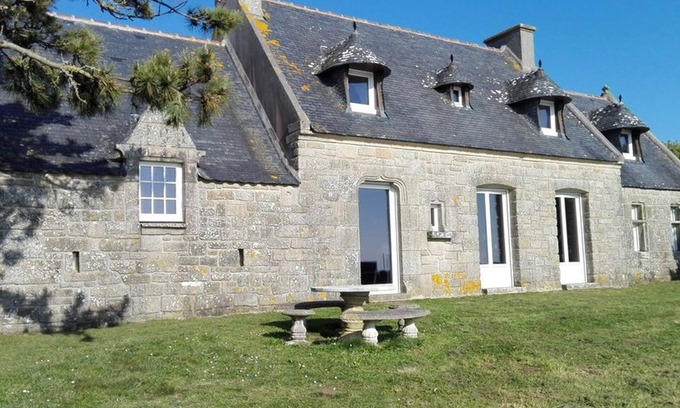 Primelin Villa | Beautiful house with its feet in the water, the sea at the end of the garden!