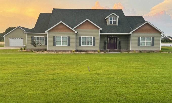Blackshear House | Beautiful Lake front house for a fabulous getaway for large family! Sleeps 8