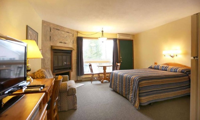 Seguin Cabin | Beautiful Lakefront Inn Suites