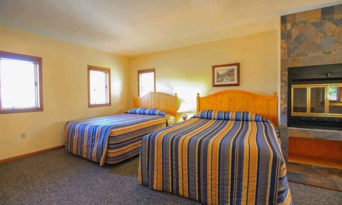 Seguin Cabin | Beautiful Lakefront Inn Suites
