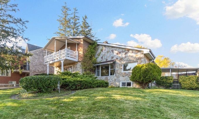 Ajax Cottage | Beautiful Lakeview Cottage on the Beach