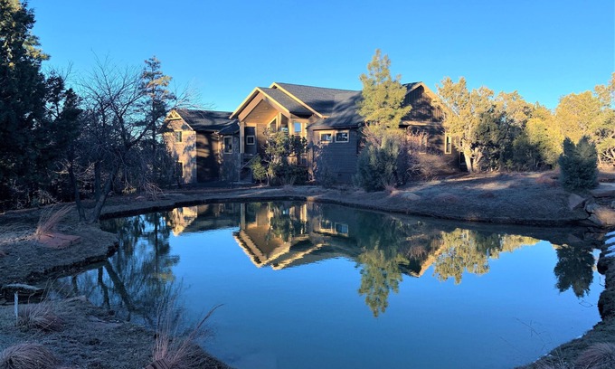 Torreon House | BEAUTIFUL, LARGE MOUNTAIN HOME IN TORREON, HOT TUB IN DECK, CHECK IN/OUT 1PM!