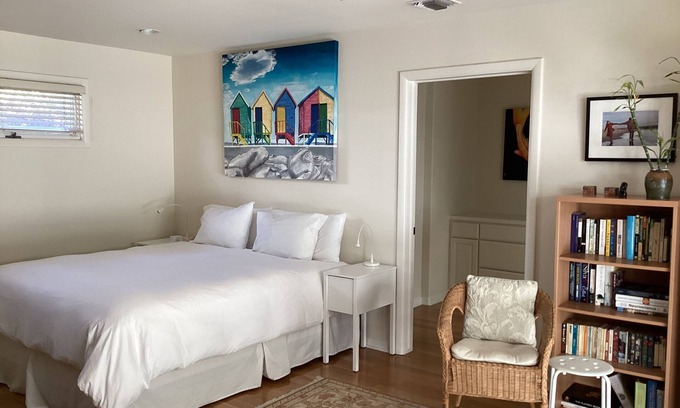 North of Wilshire House | Beautiful Large Studio With a Private Bathroom In The Heart of Santa Monica