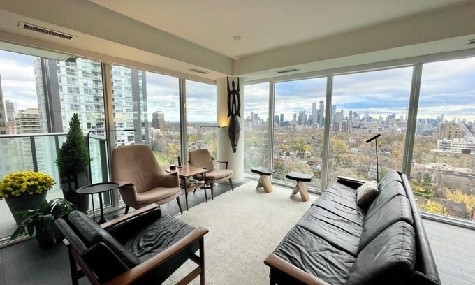 South Hill Condo | Beautiful Light-filled Apartment with Spectacular Views of Toronto