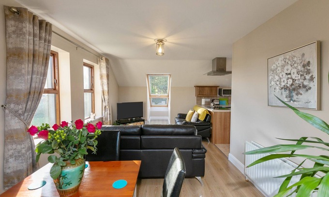 Bryansford Apartment | Beautiful loft apartment ,5 min to great hiking trails