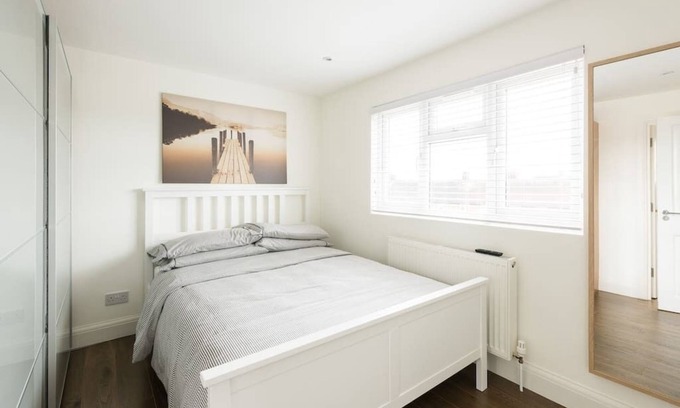 Fryent Apartment | Beautiful Loft Studio