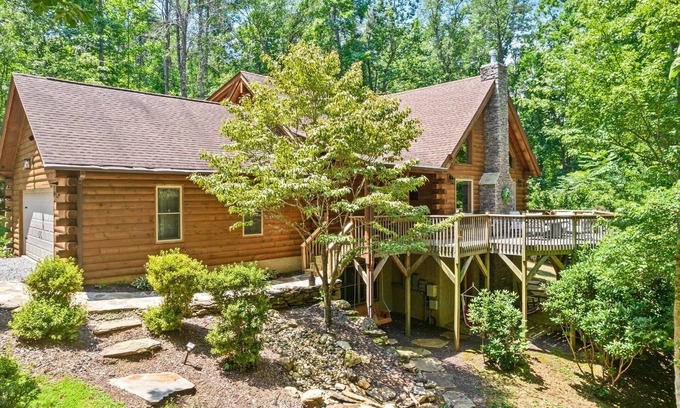 Lake Lure Cabin | Beautiful Log cabin nestled in the mountains of Lake Lure