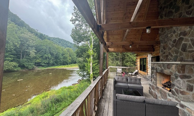 Maysel Cabin | Beautiful Log cabin, River side, dual fire places, breathtaking views, WiFi