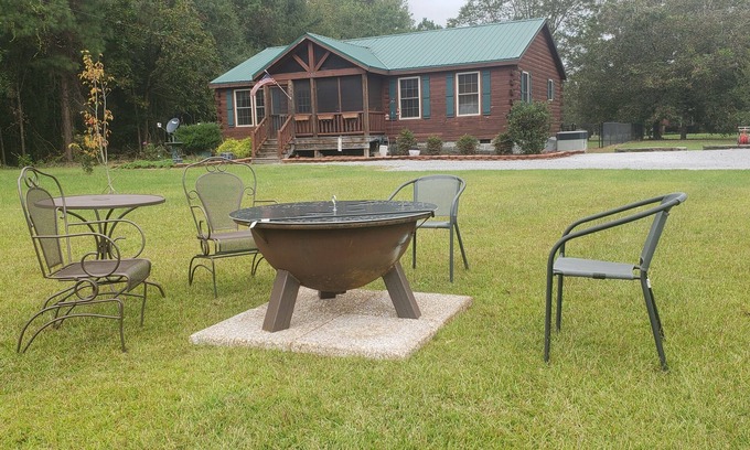 Hartsville Cabin | Beautiful Log Cabin on a quiet picturesque farm.