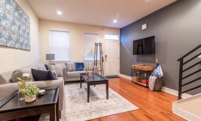 Newbold Bed & Breakfast | Beautiful Lux 4 Bedroom*Near PENN/CHOP*Roof Deck