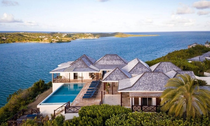 Freetown House | Beautiful Luxury Villa, Private Pool, Outdoor Lounge & BBQ, STUNNING VIEWS