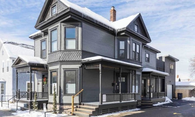 Old North End Apartment | Beautiful+Modern Flat: downtown, parking, laundry