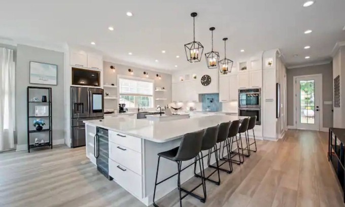 Mayhew House | Beautiful Modern Lake Home in Mooresville NC