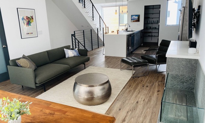 Melrose House | Beautiful Modern Like-New Smart Home in the Heart of Hollywood!