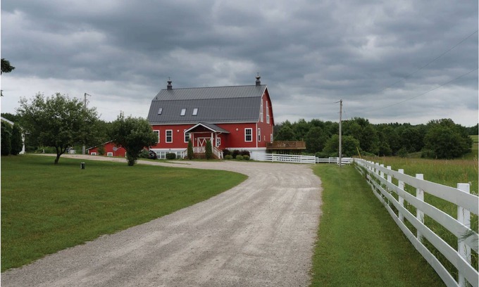 Pine River House | Beautiful modern rustic barn located near state parks and Chain o Lakes.