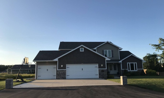 Butte Des Morts House | Beautiful Modernized Home for EAA 2025