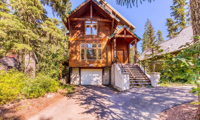 Government Camp House | Beautiful mountain retreat with 2 suites & bunkroom, walk to dining & amenities