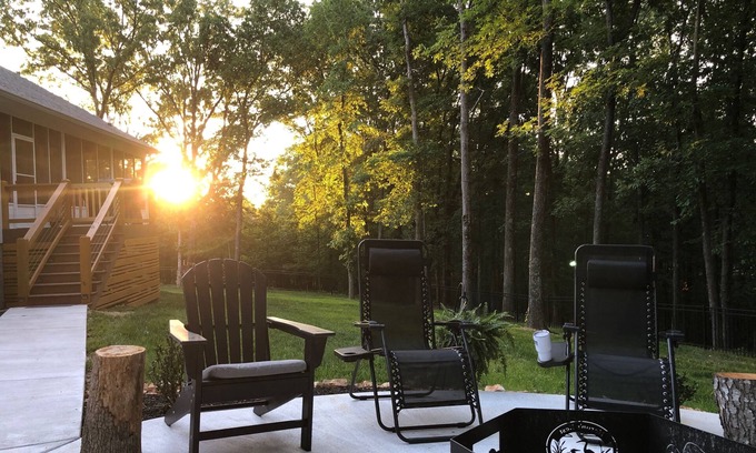 Almo House | Beautiful new home at Kentucky Lake with community pool! Close to Murray State!