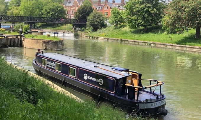 Cambridge City Centre Boat Rental | Beautiful New Moon Narrowboat