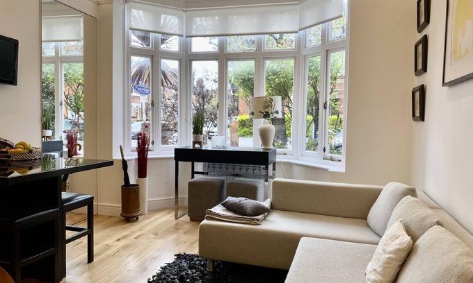 Kew Apartment | Beautiful One bedroom contemporary Interior Designed Flat just off Kew Green